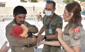 FOTO: EPA / Turski vojnici nahranili bebu koja je u gužvi odvojena od majke u Kabulu 